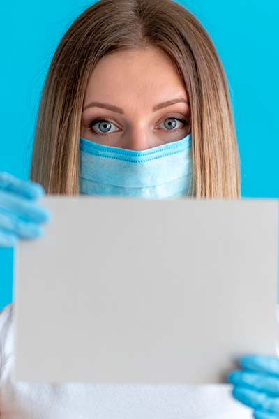 женщина врач с листом бумаги на переднем плане